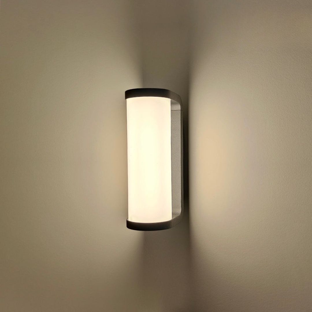Outdoor LED Wall Light – Minimalist Black Aluminum Exterior Sconce, 18W