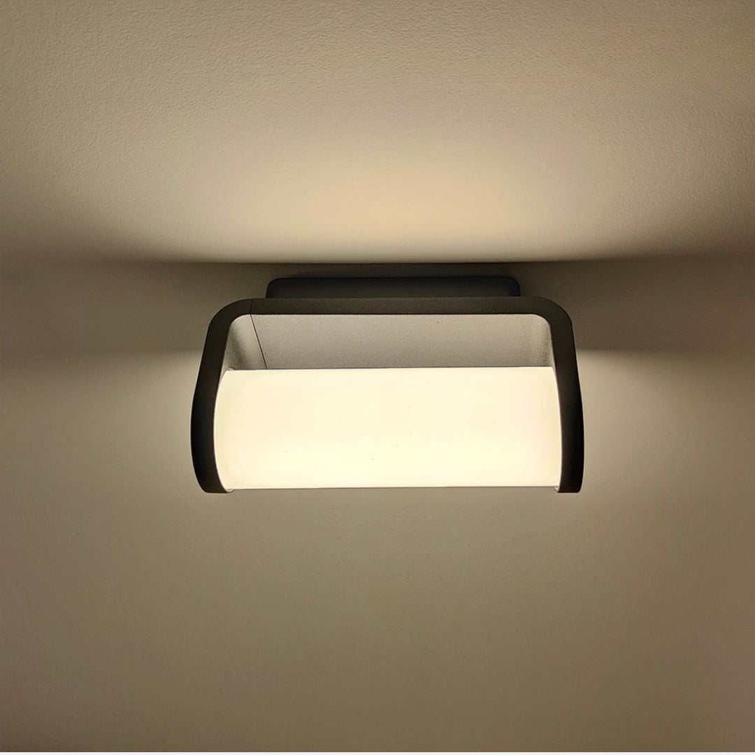 Outdoor LED Wall Light – Minimalist Black Aluminum Exterior Sconce, 18W