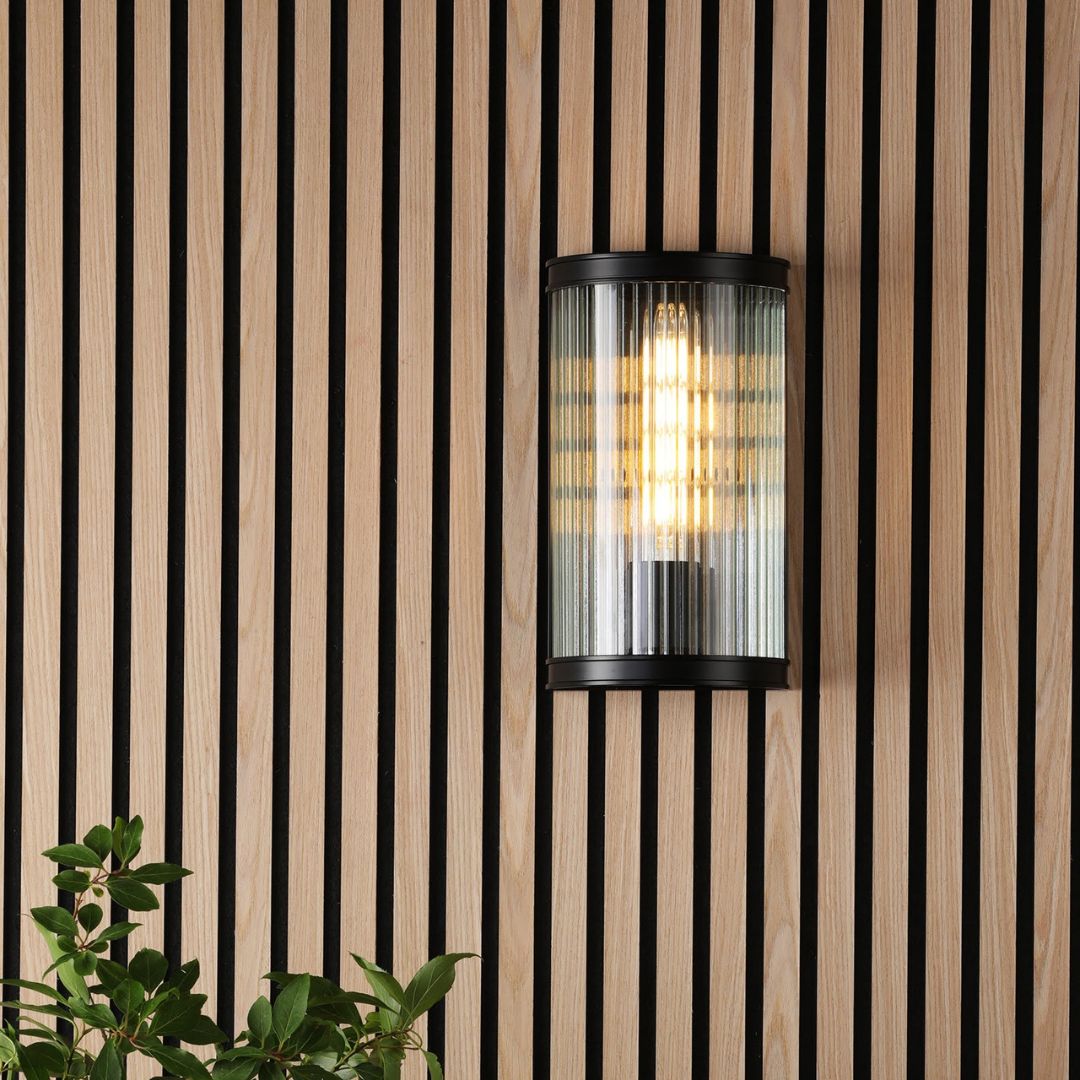 Modern Wall Light Sconce with Ribbed Glass Shade – Aluminum Design