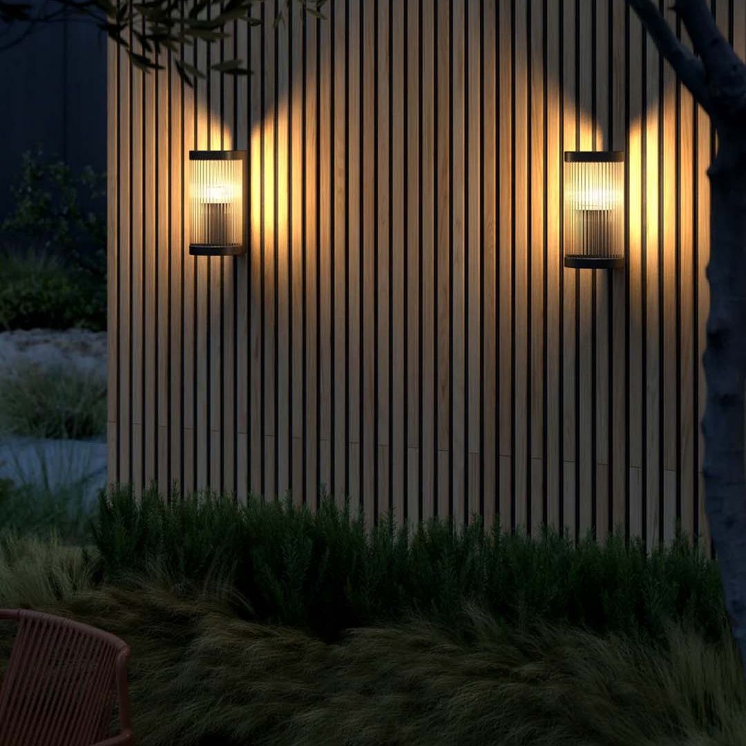 Modern Wall Light Sconce with Ribbed Glass Shade – Aluminum Design