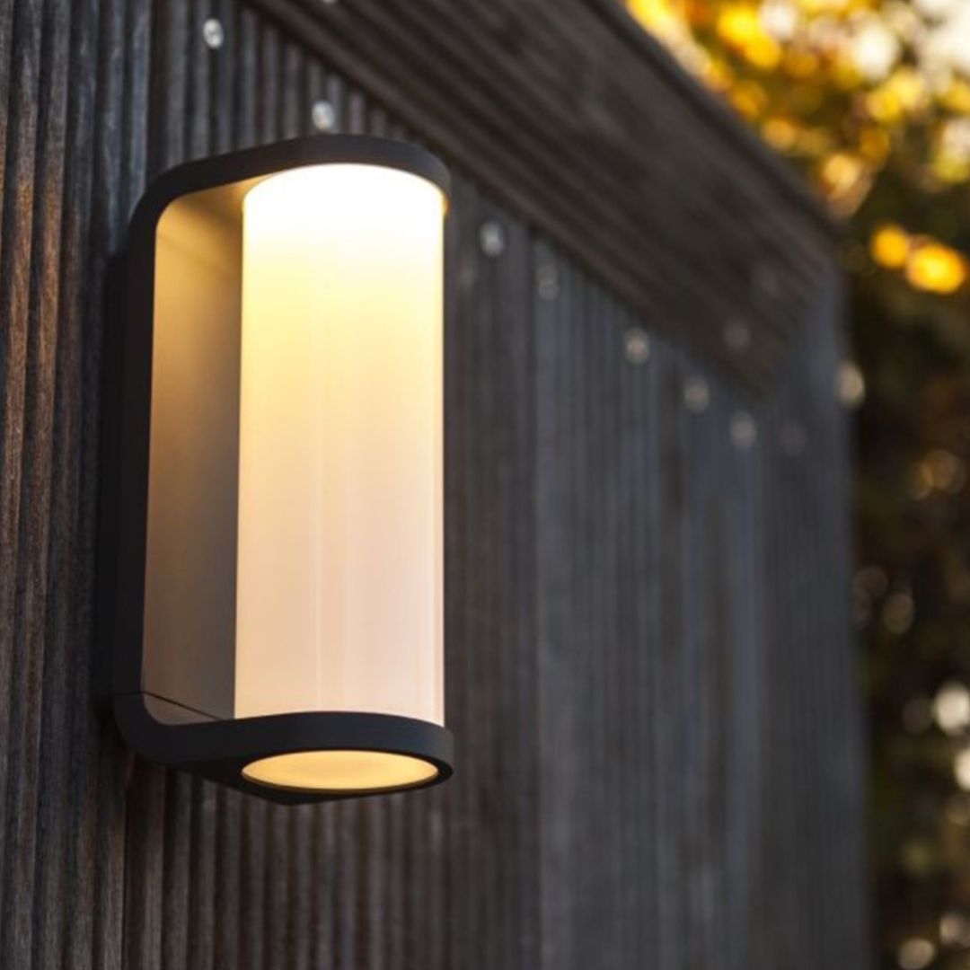 Outdoor LED Wall Light – Minimalist Black Aluminum Exterior Sconce, 18W